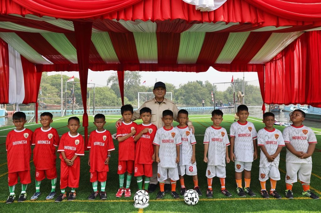 Menteri Pertahanan Prabowo Subianto berpesan supaya anak-anak rajin belajar, Rabu (14/8/2024), di Muara Angke, Jakarta Utara. 