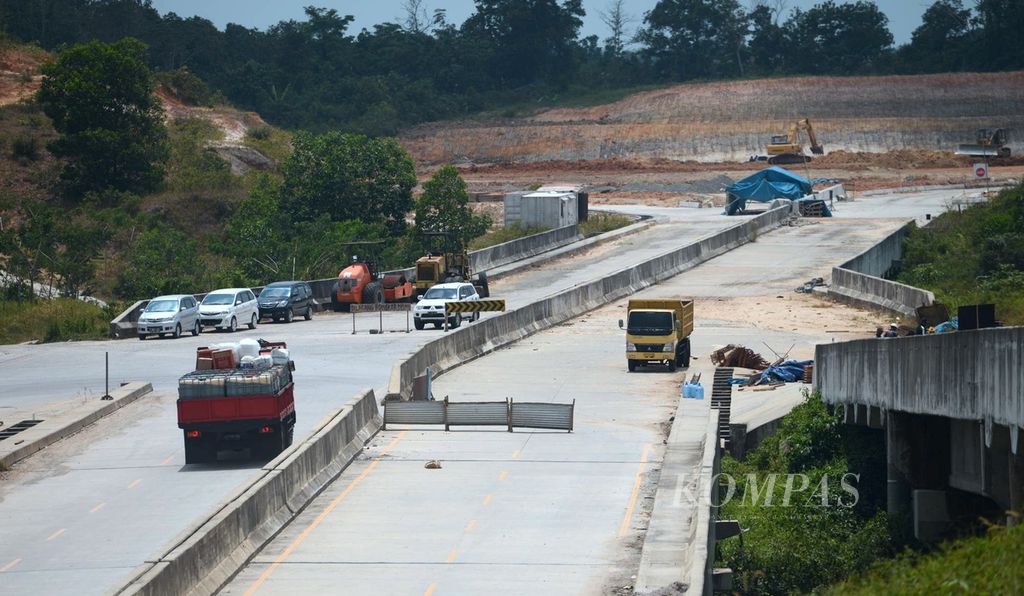 Balikpapan-Samarinda Toll Road construction project in East Kalimantan, Thursday (3/10/2013).