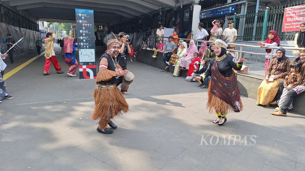 Warga RW 006 Kebon Melati, Jakarta Pusat, menyemarakkan HUT Ke-79 RI dengan parade sebagai pasangan pengantin tradisional di Dukuh Atas, Jakarta Pusat, Sabtu (17/8/2024). 