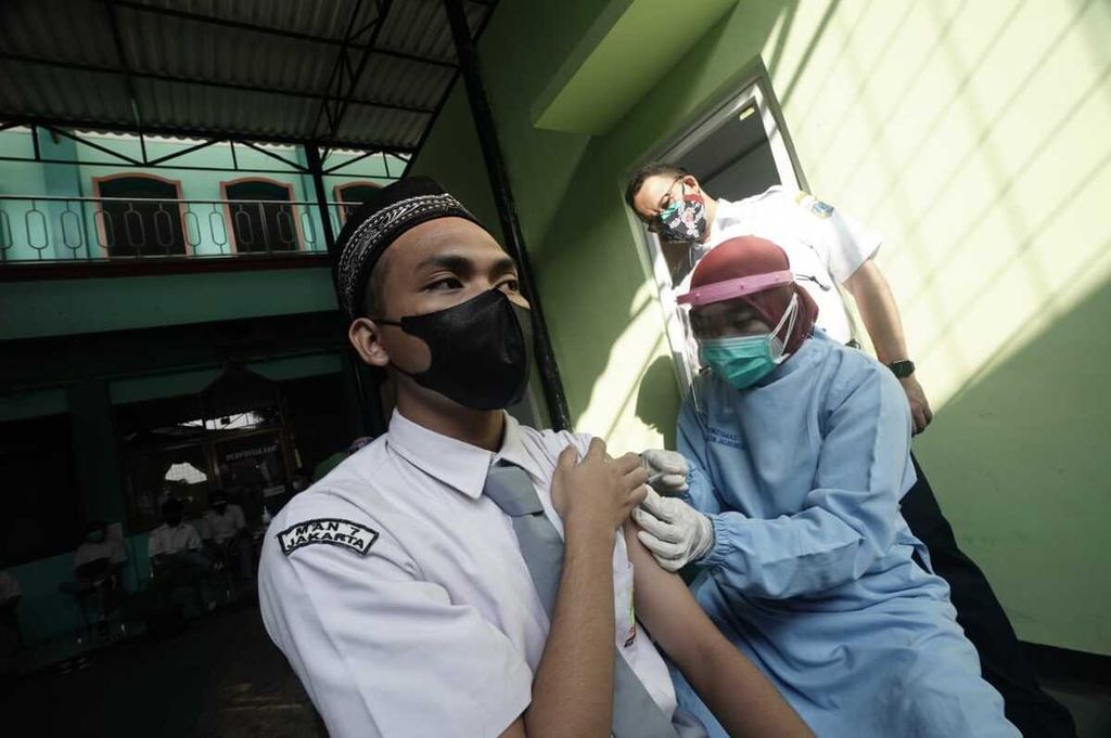 Gubernur DKI Jakarta Anies Baswedan meninjau vaksinasi Covid-19 untuk anak-anak di MAN 7 Jagakarsa, Jakarta Selatan, Jumat (2/7/2021).