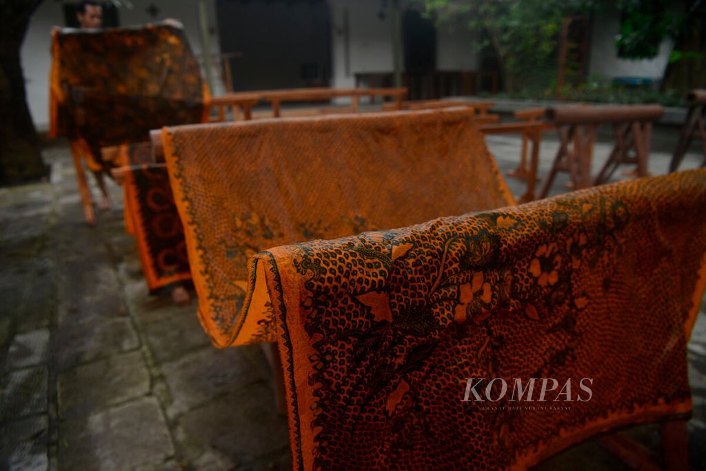 Kain batik yang masuk dalam pewarnaan dan penjemuran di Rumah Merah, Pecinan Lasem, Kabupaten Rembang, Jawa Tengah, Rabu (26/1/2022). Kerajinan batik ini menjadi salah satu warisan budaya yang bertahan di kawasan pecinan Lasem. 