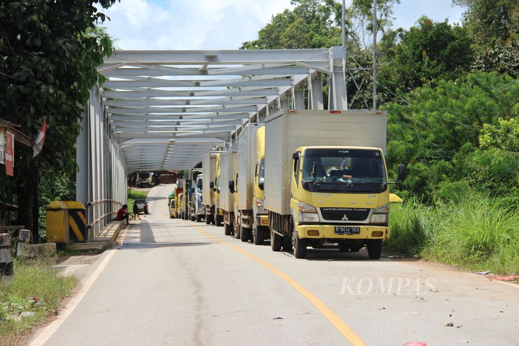 Iring-iringan terus melintasi jembatan di Kecamatan Nanga Tayap, Kabupaten Ketapang, Kalimantan Barat, Kamis (13/10/2022). 
