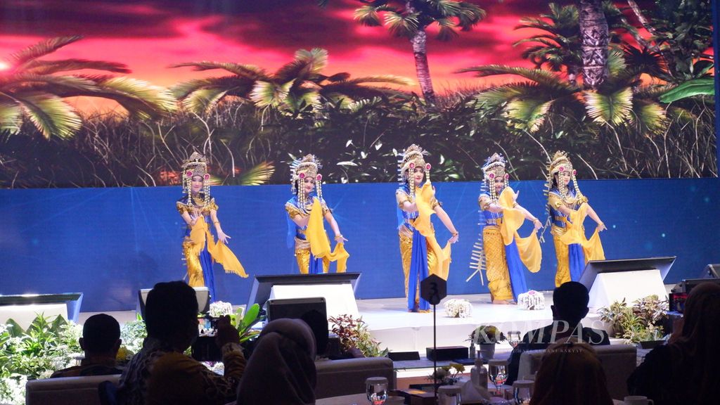 Pertunjukan tari Baksa Kembang dalam kegiatan seminar internasional dengan tema "Strategi Pembangunan Hijau untuk Kalimantan Baru" di Banjarmasin, Kalimantan Selatan, Jumat (19/8/2022).