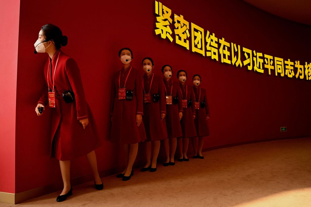 Petugas menunggu saat pengunjung masuk ke pameran bertajuk Maju di Era Baru yang menunjukkan pencapaian China selama dua kali masa jabatan Presiden Xi jinping di Beijing Exhibition Center, 12 Oktober 2022, menjelang Kongres Ke-20 Partai Komunis. 