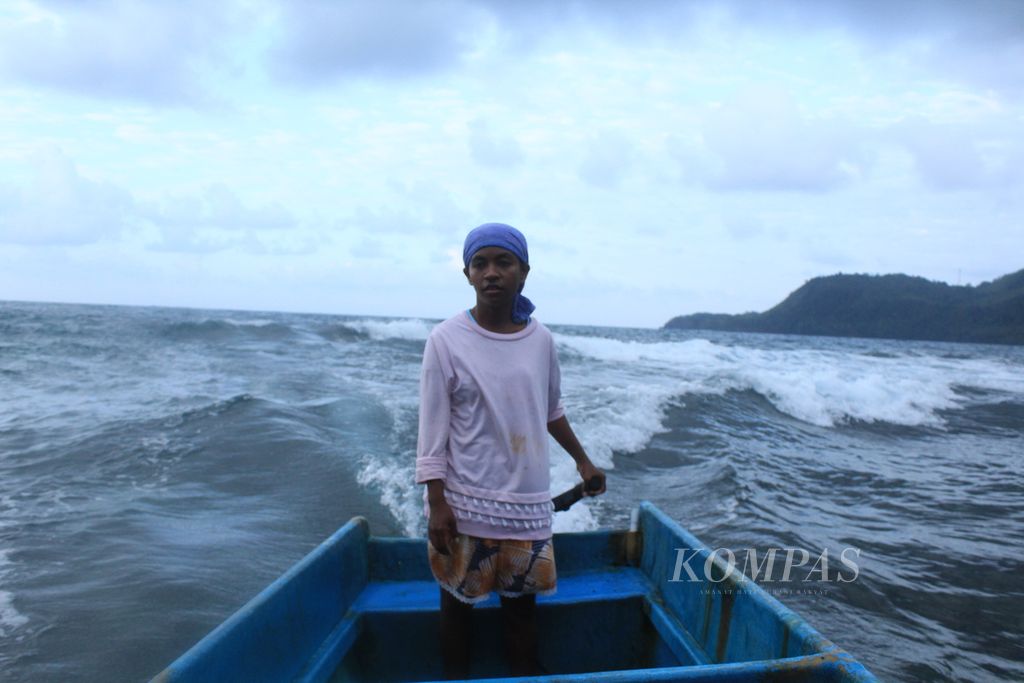 Mentari Tuhumury (22), perempuan nelayan, bersiap memancing di tengah laut, di Desa Urimessing, Kecamatan Nusaniwe, Kota Ambon, Maluku, Minggu (3/9/2023). 