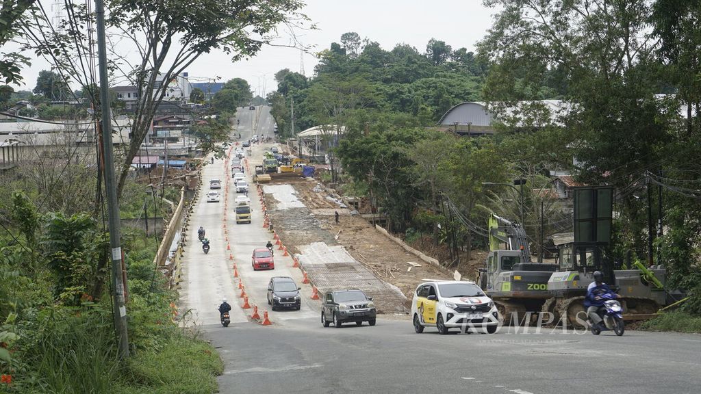 Jalan MT Haryono, Kota Balikpapan, Kalimantan Timur, dibuka sebagian lantaran ada pengerjaan proyek pengendali banjir DAS Ampal di salah satu sudutnya, Selasa (9/5/2023).