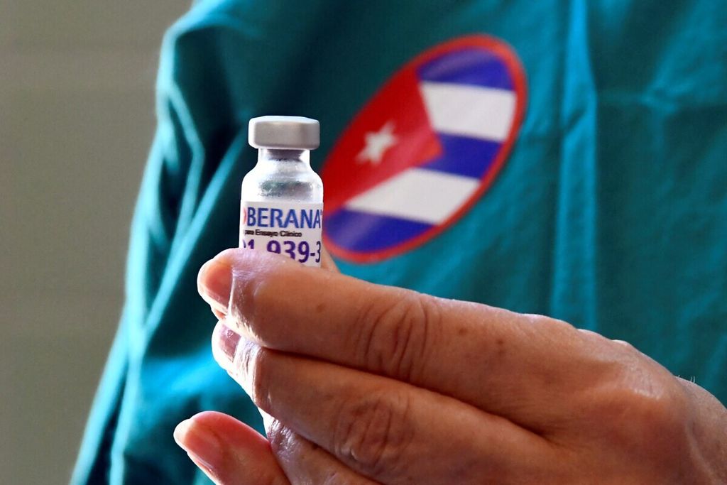 Foto yang diambil 31 Maret 2021 ini memperlihatkan perawat Xiomara Rodriguez menunjukkan vial calon vaksin Covid-19 Soberana 2 buatan Kuba sebelum disuntikkan kepada partisipan uji klinis fase III di Havana.