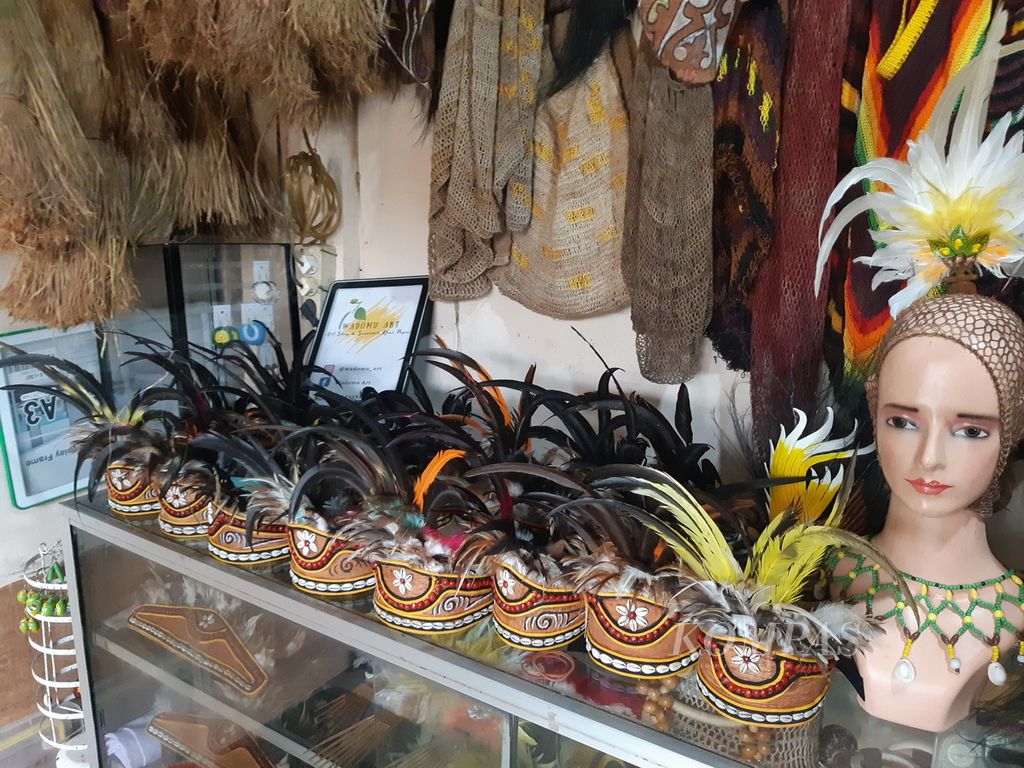 Tampak produk kerajinan tangan berupa mahkota untuk hiasan kepala di galeri Wadomu Art di Distrik Abepura, Kota Jayapura, Papua, pada 26 Agustus 2023. 