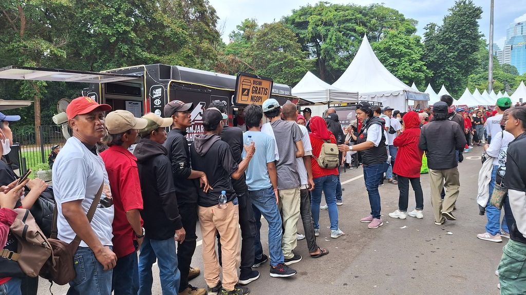 Suasana antrean saat sukarelawan Ganjar-Mahfud membagikan 5.000 gelas kopi gratis dalam kampanye akbar Hajatan Rakyat di Stadion Utama Gelora Bung Karno, Jakarta Pusat, Sabtu (3/2/2024).