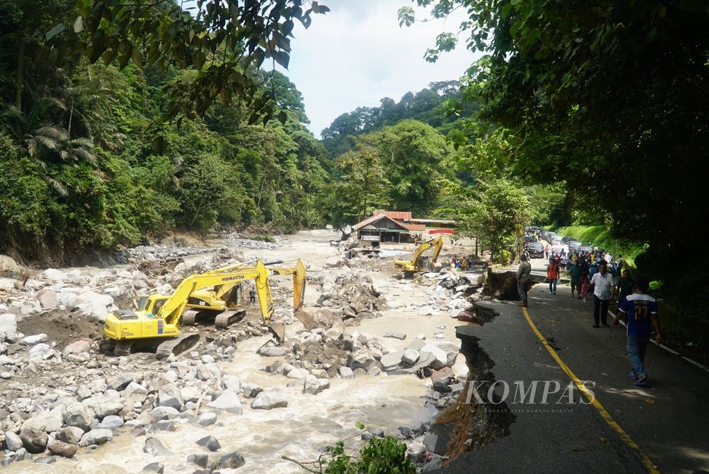The road connecting Padang-Bukittinggi in the Anai Valley area, Sepuluh Koto District, Tanah Datar Regency, West Sumatra, was cut off due to flash floods or<i>galodo</i>, Monday (13/5/2024).