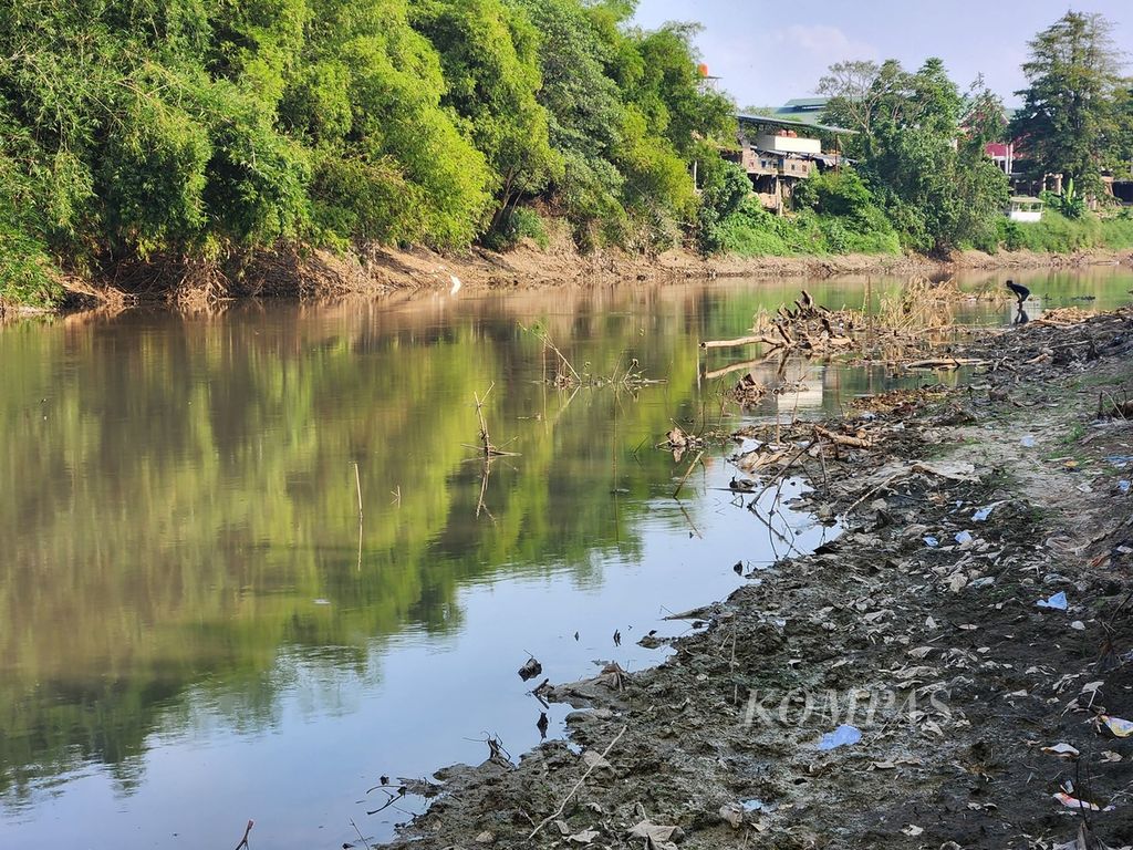 The flow of the river appears murky, suspected to be due to waste pollution in the Bengawan Solo River, located on the border between Sukoharjo District and Surakarta City, Central Java, on Tuesday (21/5/2024). The pollution is suspected to come from textile and ethanol waste. This condition has caused the Semanggi Water Treatment Plant to temporarily cease operations.