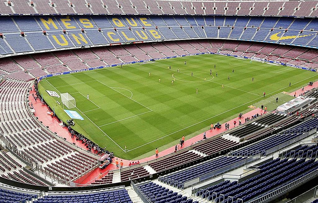 Suasana  Stadion Camp Nou saat Barcelona menjamu Las Palmas pada pertandingan Liga Spanyol yang digelar tanpa penonton akibat situasi politik di Catalonia, Minggu (1/10). Barca memenangi laga dengan skor 3-0.