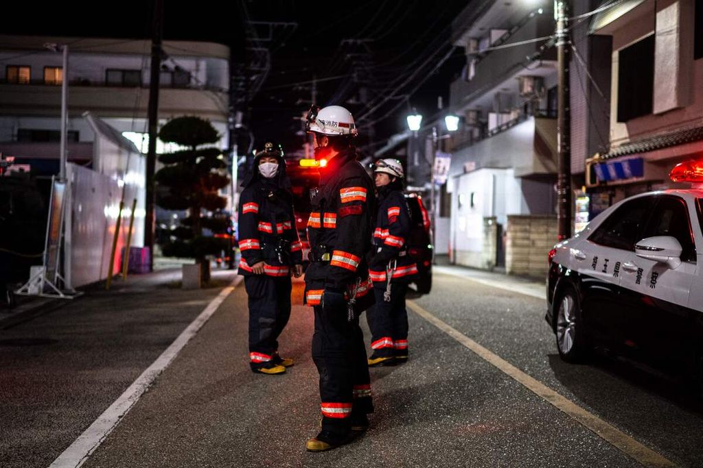 Anggota pemadam kebakaran bersiaga di sekitar kantor pos Warabi, Jepang menyusul penyanderaan di kantor pos itu, Selasa (31/10/2023).