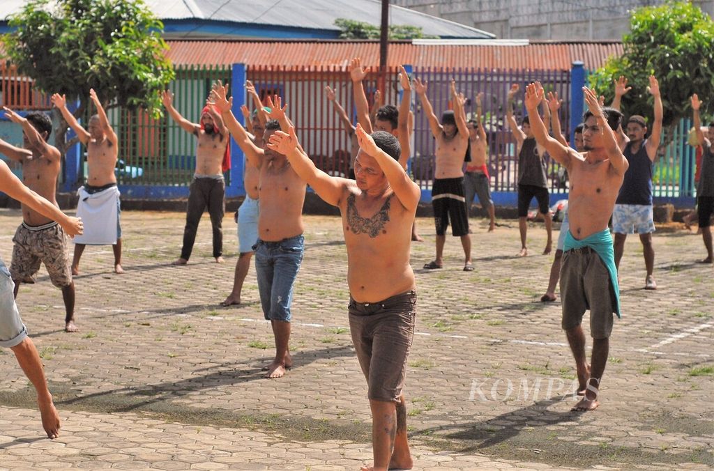 Puluhan narapidana memanfaatkan pagi yang cerah dengan melakukan senam bersama di lapangan Lapas Kelas IIA Jambi, awal Maret 2021. 