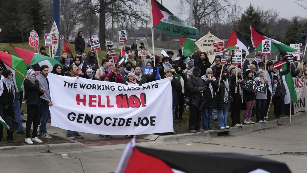 Demonstran pro-Palestina berunjuk rasa di tengah kunjungan Presiden AS Joe Biden ke Warren, Michigan, pada 1 Februari 2024. 