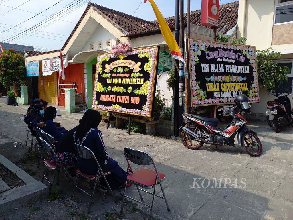 Karangan bunga dari sejumlah pihak diletakkan di dekat rumah duka Tri Fajar Firmansyah di Padukuhan Tambakbayan, Desa Caturtunggal, Kecamatan Depok, Kabupaten Sleman, Daerah Istimewa Yogyakarta, Rabu (3/8/2022). 