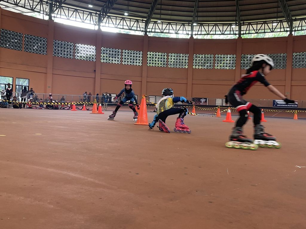 Salah satu peserta lomba berusaha bangkit setelah terjatuh saat mengikuti <i>skate cross</i> Jakarta Inline Freestyle Challenge 2023 di Jakarta International Roller Track Arena, Sunter, Jakarta Utara, Minggu (28/5/2023).