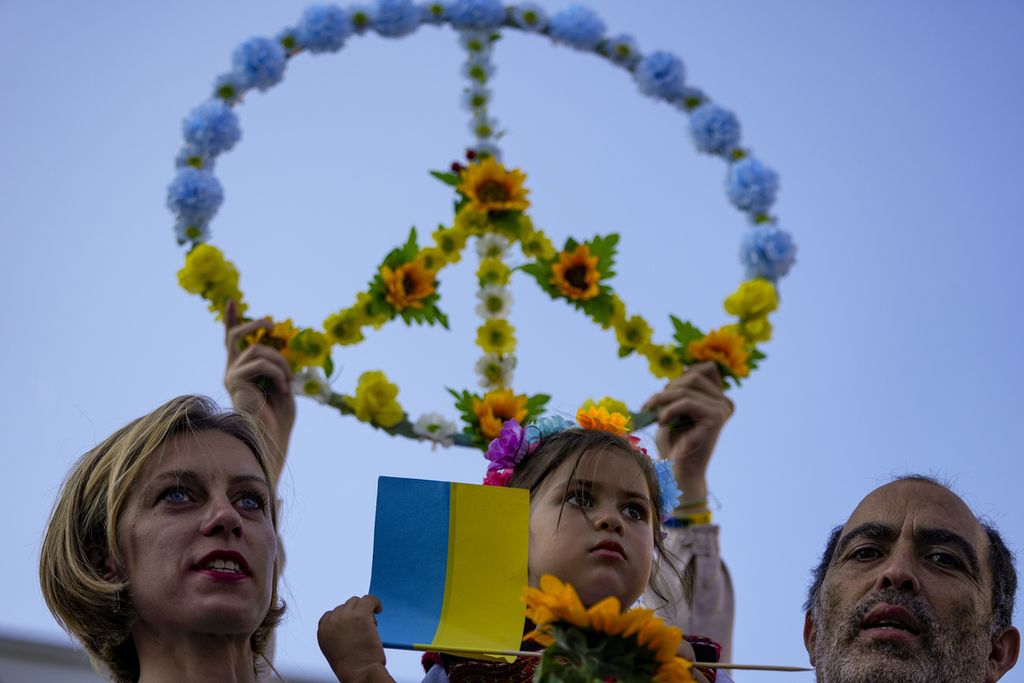 Keluarga Ukraina yang tinggal di Chile hadir dalam demonstrasi peringatan satu tahun invasi Rusia ke Ukraina di Santiago, Chile, Jumat (24/2/2023). 
