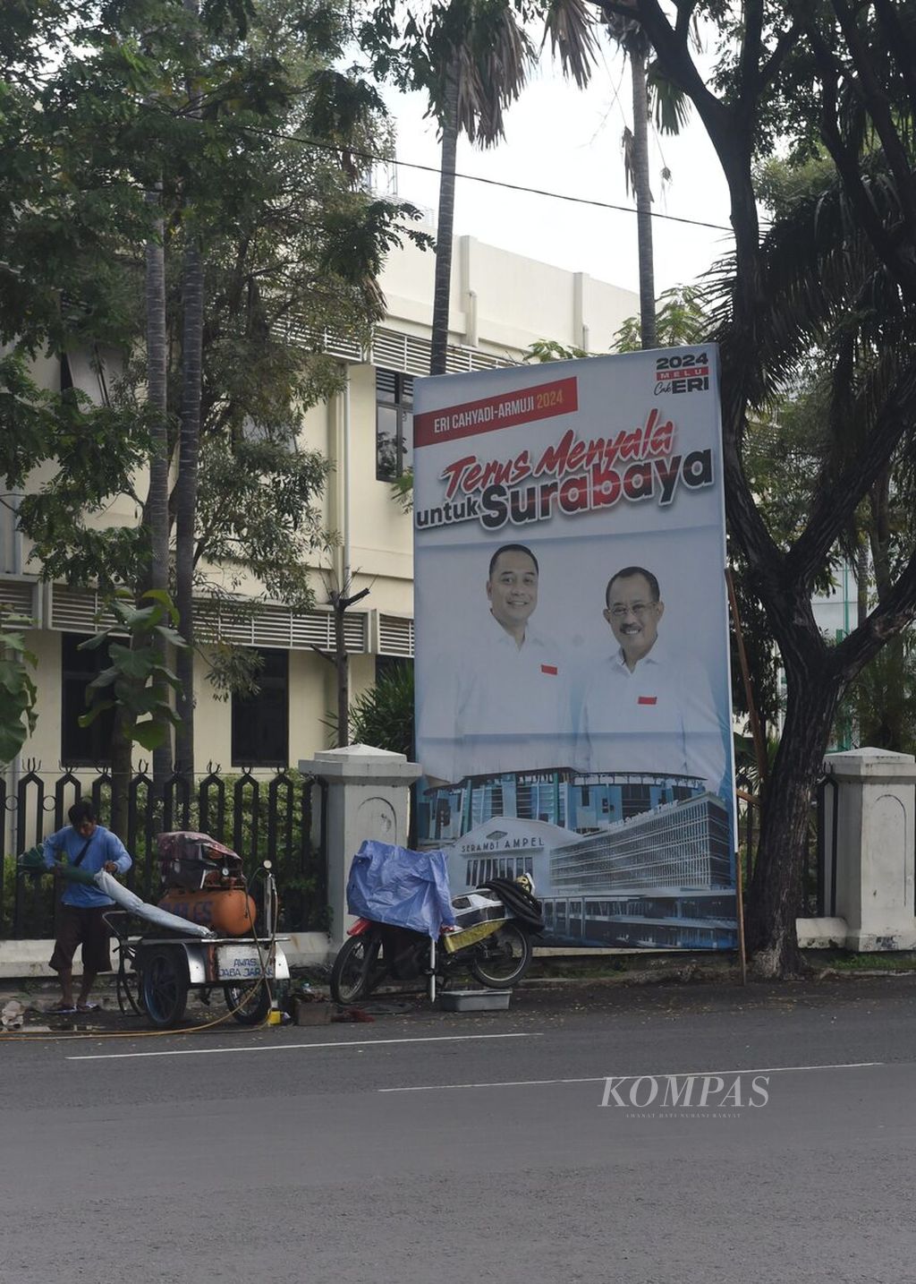 Spanduk pencalonan bergambar Wali Kota dan Wakil Wali Kota Surabaya Eri Cahyadi dan Armuji maju dalam pilkada terpasang di Jalan Indrapura, Surabaya, Jawa Timur, Jumat (28/6/2024).