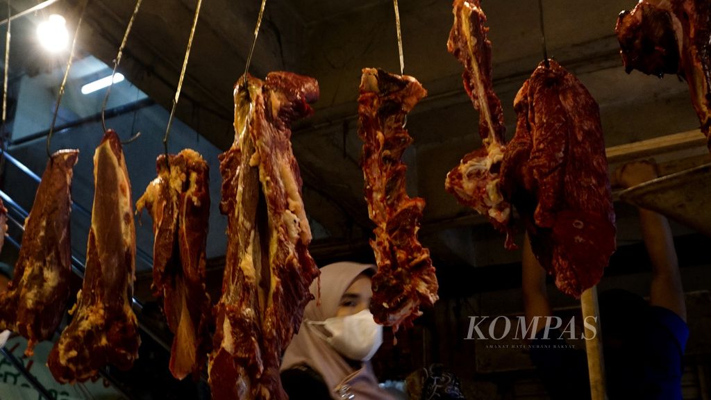Warga melintasi deretan daging sapi yang dijual di Pasar Bogor, Kota Bogor, Jawa Barat, Rabu (23/2/2022). Imbas kenaikan harga daging sapi di pasaran juga dirasakan pedagang, yaitu turunnya penjualan. 