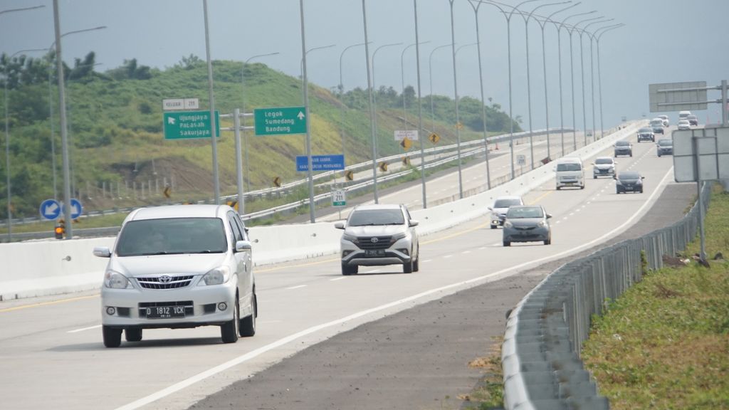 Sejumlah mobil melintas di Jalan Tol Cisumdawu seksi 4 sampai 6 atau persisnya di dekat Gerbang Tol Ujung Jaya, Dawuan, Jawa Barat, Rabu (19/4/2023).