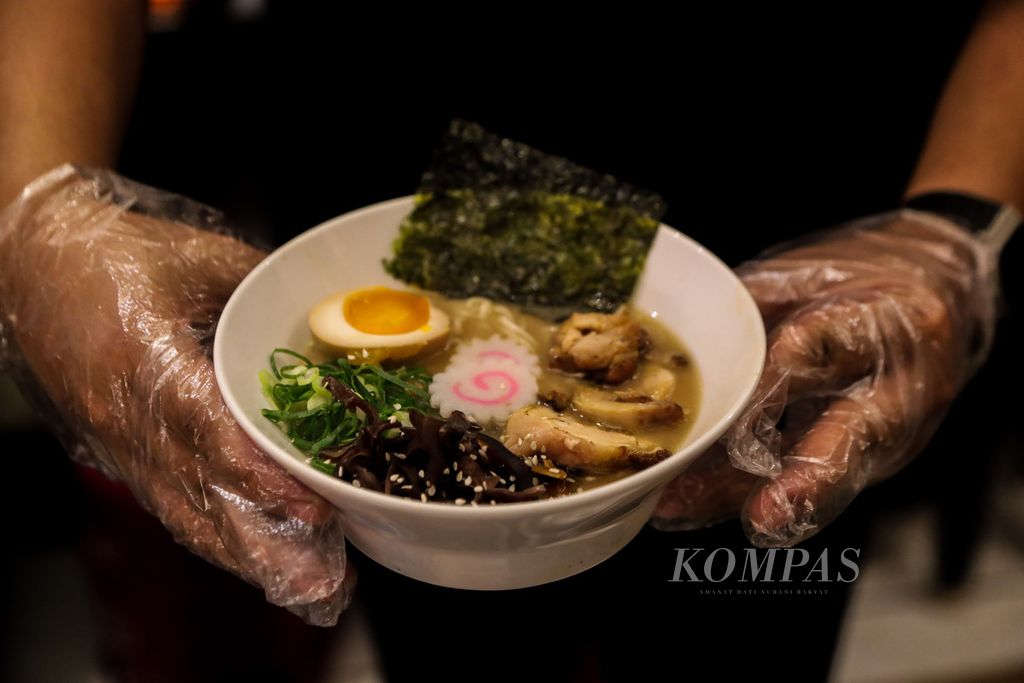 Mi ramen di Pasar Cihapit, Bandung, Jawa Barat, Sabtu (22/7/2023). Berbagai kedai penjaja makanan khas Jepang terus menjamur di sejumlah negara, termasuk Indonesia.