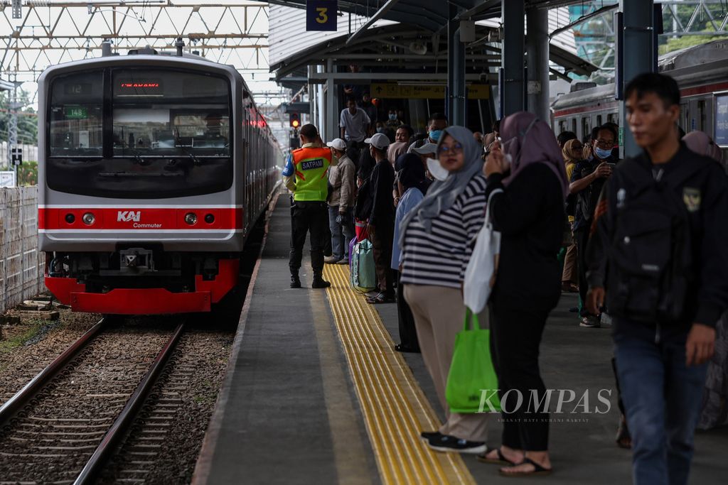 Warga menunggu kereta <i>commuter </i>berhenti di Stasiun Tanah Abang, Jakarta, Jumat (26/4/2024). 