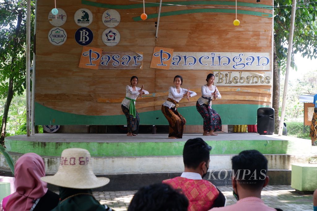Para penari dari Dusun Jenggala menyuguhkan tari Puspanjali kepada rombongan Finalis Pemilihan Duta Wisata Indonesia Tingkat Nasional Ke-15 Tahun 2021 yang berkunjung ke Desa Wisata Hijau Bilebante, Kecamatan Pringgarata, Lombok Tengah, Nusa Tenggara Barat, Sabtu (6/11/2021).