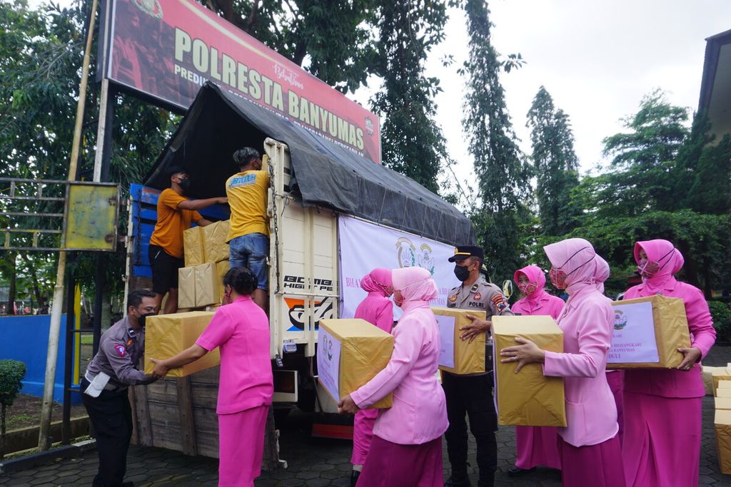 Jajaran Kepolisian Resor Kota Banyumas dan ibu-ibu Bhayangkari mengirimkan bantuan bagi korban gempa Cianjur, Jawa Barat, Selasa (29/11/2022).