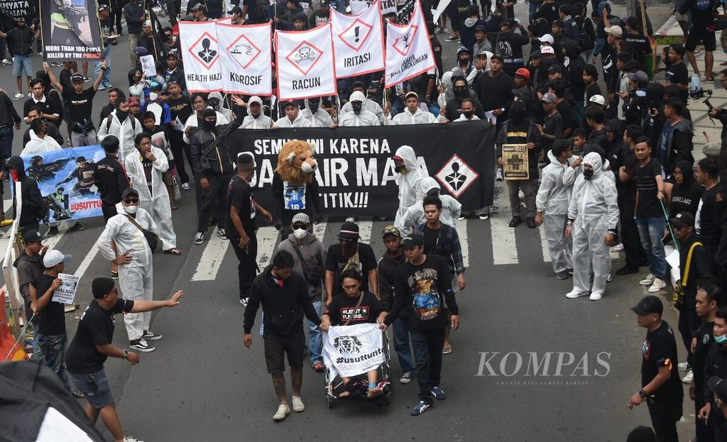 Korban luka saat Tragedi Kanjuruhan mengikuti unjuk rasa "Malang Menghitam" di Kota Malang, Jawa Timur, Kamis (10/11/2022). 