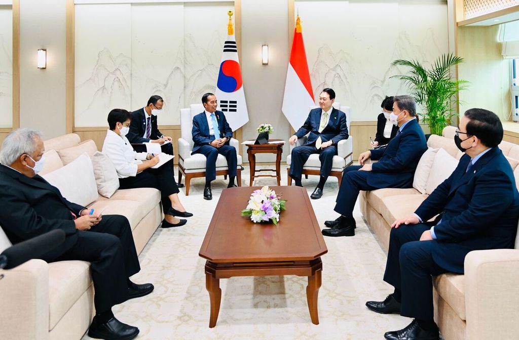 Presiden Joko Widodo dan Presiden Korea Selatan Yoon Suk-yeol berbincang dalam pertemuan terbatas sebelum pertemuan bilateral di Kantor Kepresidenan Yongsan, Seoul, Kamis (28/7/2022) sore. 