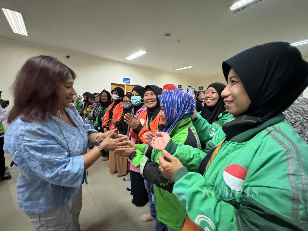 Sejumlah ibu pengemudi ojol di Kota Surabaya yang tengah berlatih bela diri jujitsu, menyambut tim Child Friendly City Initiative (CFCI) Unicef yang dipimpin oleh Shema Sen Gupta (paling kiri), Director Child Protection Section Unicef Headquarter New York, yang berkunjung ke UPT PPA Jatim, Rabu (27/3/2024) siang. 