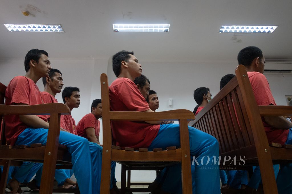 Sebanyak 34 terdakwa kasus kerusuhan demonstrasi Bela Rempang menghadiri sidang di Pengadilan Negeri Batam, Kepulauan Riau, Senin (26/2/2024).