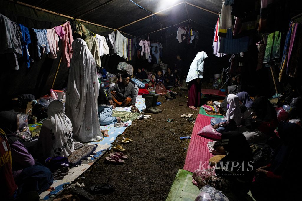 Suasana di tenda pengungsi korban gempa bumi di Desa Ciputri, Kecamatan Pacet, Kabupaten Cianjur, Jawa Barat, Kamis (24/11/2022) malam. Tenda pengungsi tersebut juga dihuni oleh anak-anak.