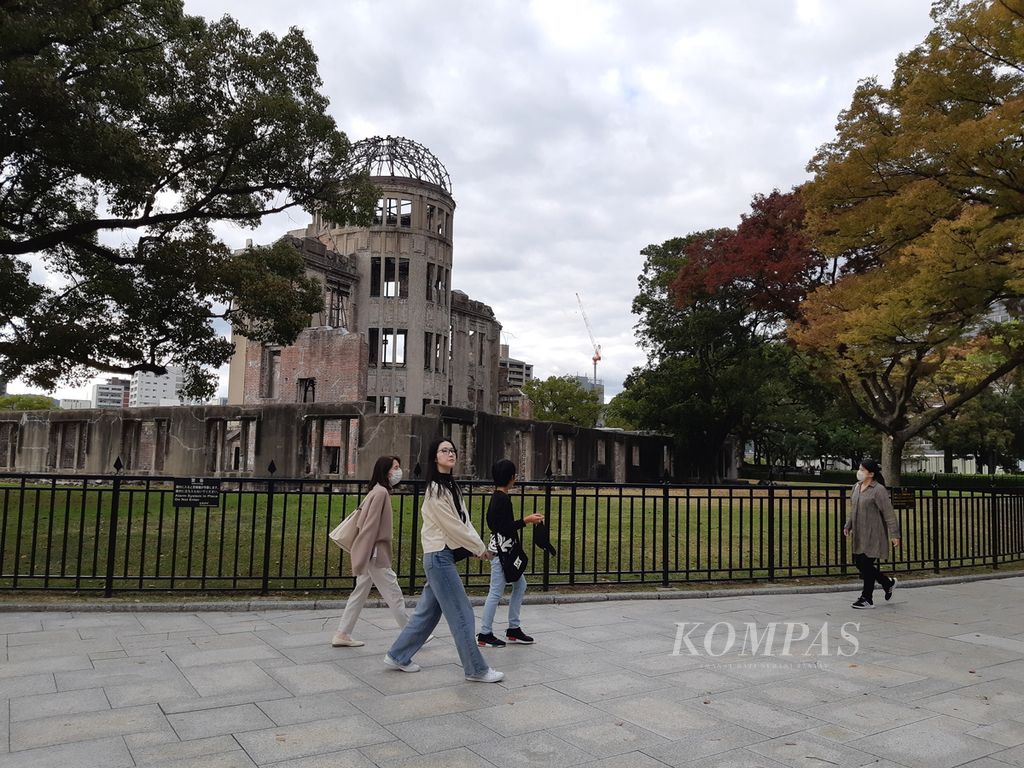 Warga berjalan melintasi bangunan Kubah Bom Atom di Hiroshima, Jepang, akhir Oktober 2023.