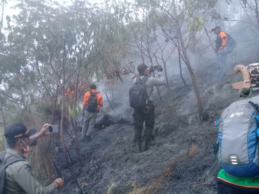 Sejumlah personel saat berupaya memadamkan kebakaran di Gunung Sumbing, Rabu (14/8/2019).