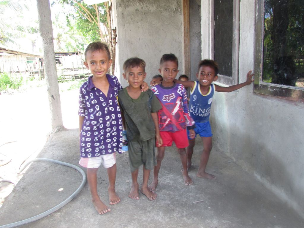 Anak-anak eks pengungsi Timor Timur di Oebelo Kabupaten Kupang, Senin (3/2/2020). Mereka ini pun tidak mengikuti pendikan anak usia dini dan pendidikan dasar seperti anak-anak kebanyakan karena sekolah jauh dari rumah, dan orangtua tidak punya biaya antar jemput.