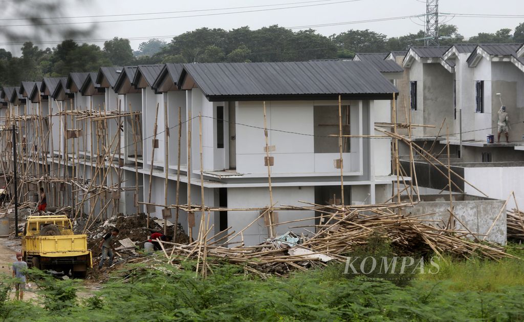 Aktivitas pembangunan properti rumah mewah di kawasan Telukjambe, Karawang, Jawa Barat, Selasa (14/3/2023). 