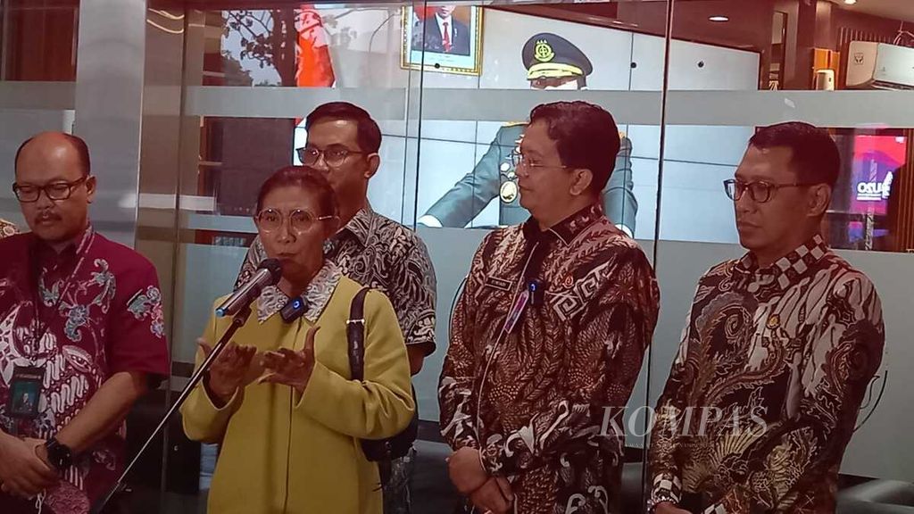 Mantan Menteri Kelautan dan Perikanan Susi Pudjiastuti memberikan keterangan kepada wartawan seusai diperiksa Kejaksaan Agung sebagai saksi di Jakarta, Jumat (7/10/2022), terkait kasus  dugaan korupsi dalam pemberian fasilitas impor garam industri pada 2016 sampai 2022. 
