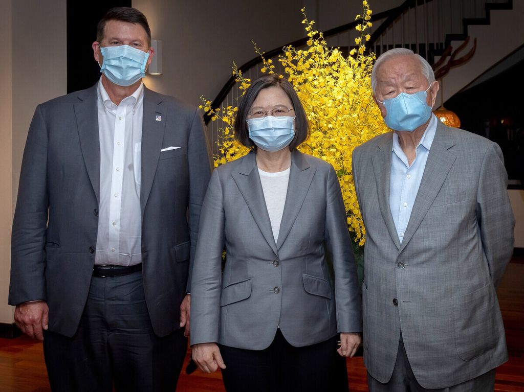 Foto yang dirilis Kantor Kepresidenan Taiwan memperlihatkan Presiden Taiwan Tsai Ing-wen (tengah) bersama Wakil Menteri Luar Negeri AS Keith Krach (kiri) dan pendiri TSMC, Morris Chang, di kediaman presiden di Taipei, Taiwan, 18 September 2020. 
