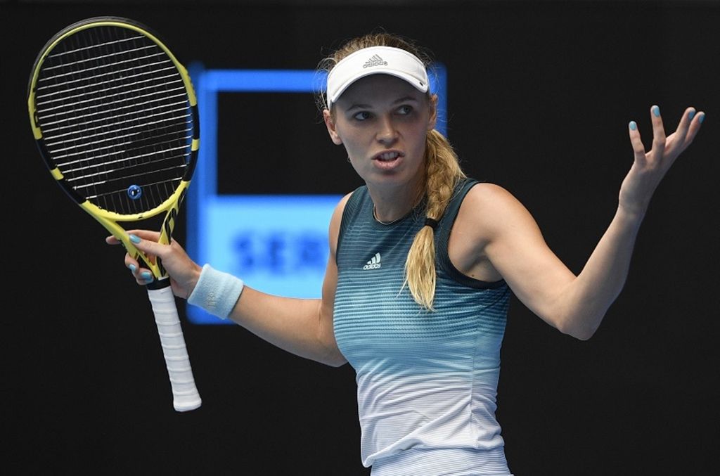 Reaksi petenis Denmark Caroline Wozniacki saat berlaga melawan petenis Swedia Johanna Larsson pada Australian Terbuka Open di Melbourne, Australia, Rabu (16/1/2019). 