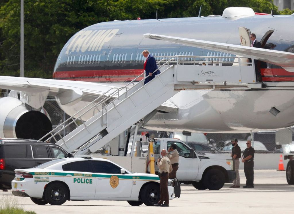 Mantan Presiden AS dan bakal calon presiden dari Partai Republik, Donald Trump, keluar dari pesawat yang membawanya di Bandar Udara Internasional Miami di Miami, Florida, AS, Senin (12/6/2023). 