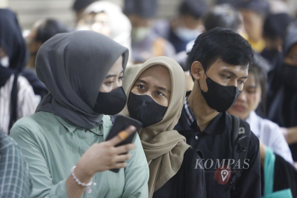 Antrean para pencari kerja saat mengikuti bursa kerja Jakarta Job Fair di Pusat Grosir Cililitan, Kramat Jati, Jakarta, Selasa (19/9/2023). 