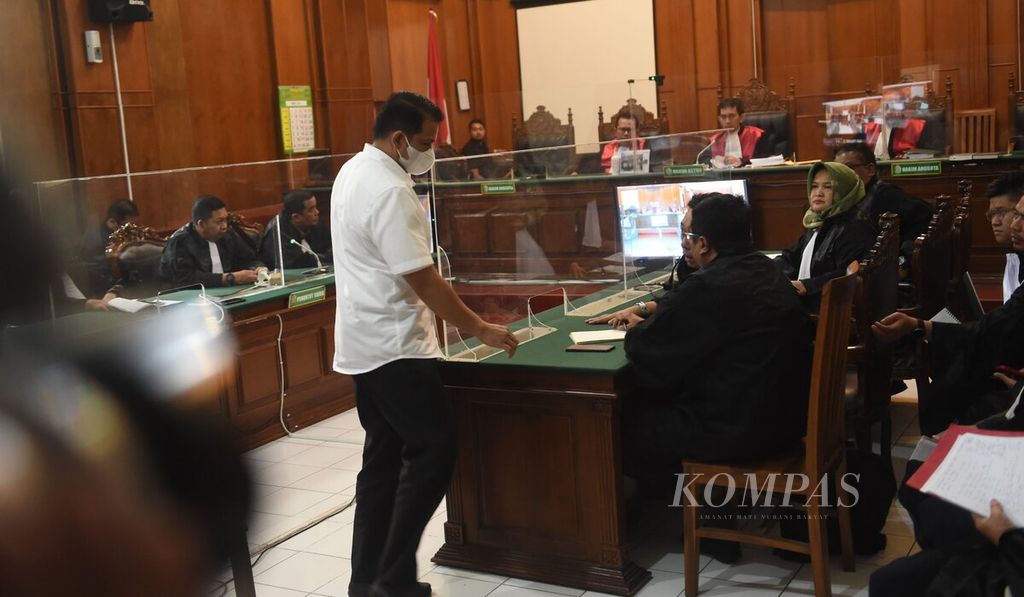 Eks Komandan Kompi Brimob Polda Jawa Timur AKP Hasdarmawan berdiskusi dengan penasihat hukum setelah pembacaan vonis untuknya saat sidang putusan dalam Kasus Tragedi Kanjuruhan di Pengadilan Negeri (PN) Surabaya, Jawa Timur, Kamis (16/3/2023). 