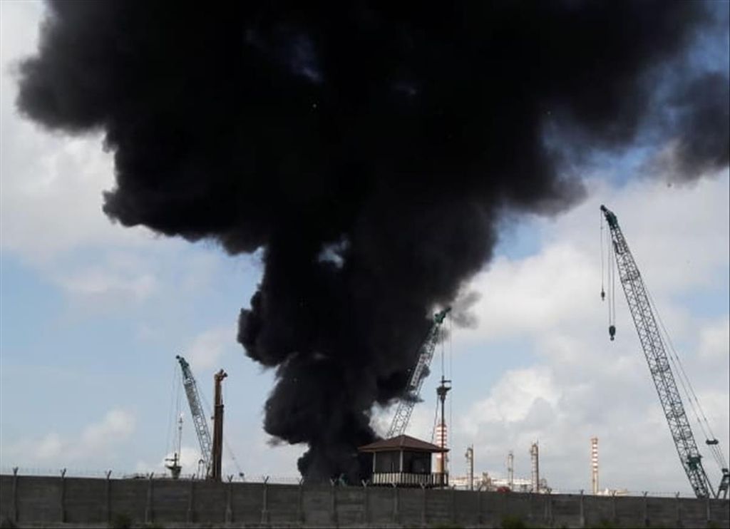 Asap hitam tebal membubung ke tinggi sekitar 30 meter akibat kebakaran pipa minyak di area kilang Pertamina Refinery Unit V Balikpapan, Kalimantan Timur, Kamis (15/8/2019).