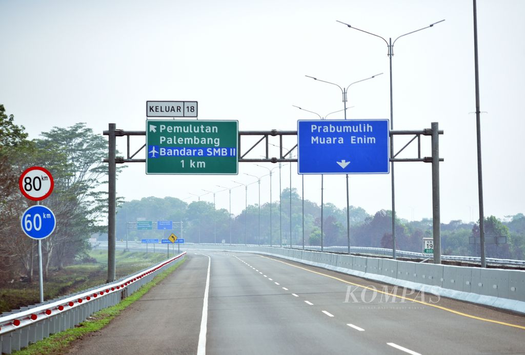 Suasana Jalan Tol Indralaya-Prabumulih di kawasan Indralaya, Kabupaten Ogan Ilir, Sumatera Selatan, Kamis (26/10/2023). 