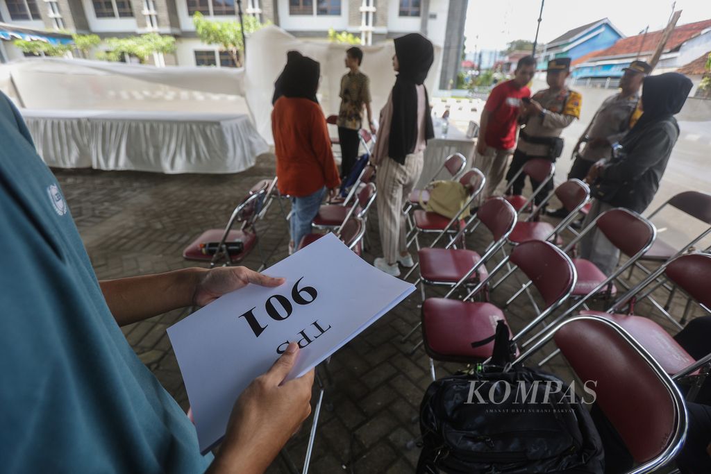 Mahasiswa UGM yang bertugas sebagai Petugas Kelompok Penyelenggara Pemungutan Suara menyiapkan TPS Khusus 901 di kompleks Asrama Ratnaningsih Kinanti UGM, Sleman, DI Yogyakarta, Selasa (13/2/2024). 