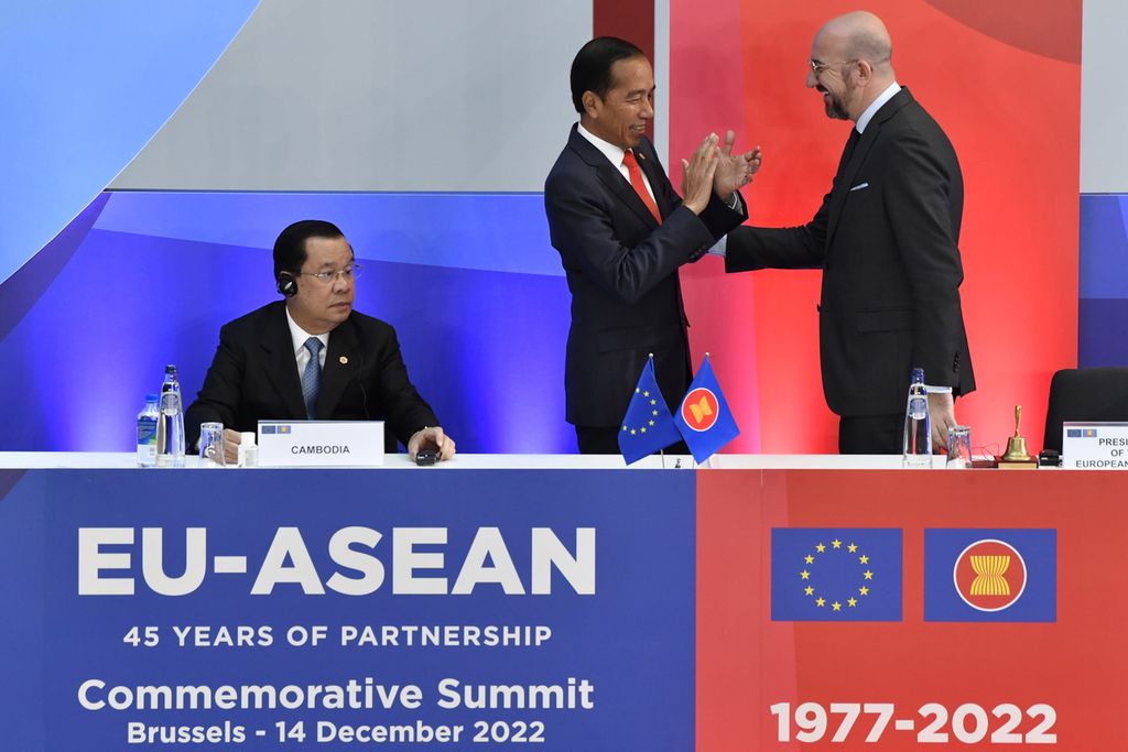Presiden Dewan Eropa Charles Michel (kanan) berbicara dengan Presiden Joko Widodo dalam pembukaan KTT Uni Eropa-ASEAN di Brussels, Belgia, Rabu (14/12/2022).