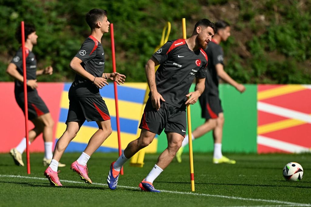 Penyerang Turki, Arda Guler (depan Kiri), dan gelandang Turki, Salih Ozcan (kanan), mengikuti sesi latihan di <i>base camp</i> tim di Barsinghausen, Jerman, Jumat (28/6/2024), empat hari menjelang pertandingan sepak bola babak 16 besar Piala Eropa 2024 melawan Austria.