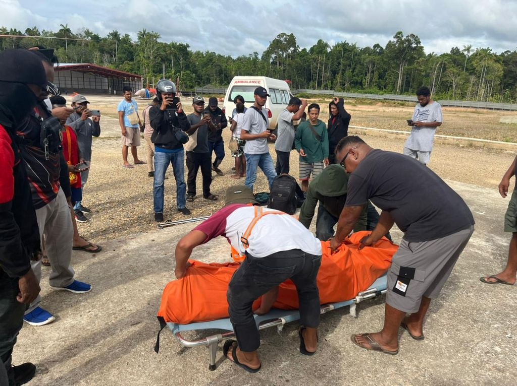 Proses evakuasi jenazah pekerja tambang bernama Rolmo Tuenoa yang tiba di daerah Tanah Merah, Kabupaten Boven Digoel, Minggu (6/11/2022). Kelompok kriminal bersenjata membunuh Rolmo di daerah tambang emas yang diduga tidak berizin di daerah Kawe, Kabupaten Pegunungan Bintang, pada  5 November 2022.